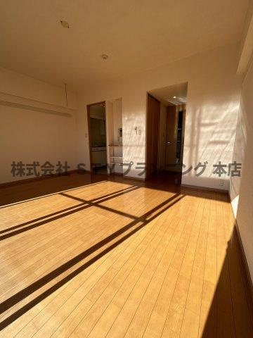 仲介手数料０円！アブレスト原の居間・リビング