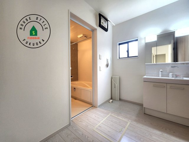 糟屋郡篠栗町中央4丁目第12-1棟（1号棟）の内観：施工例|ゆとりの洗面スペースで朝の身支度もスムーズに。暮らしを快適に変えるシャワー付洗面台です！