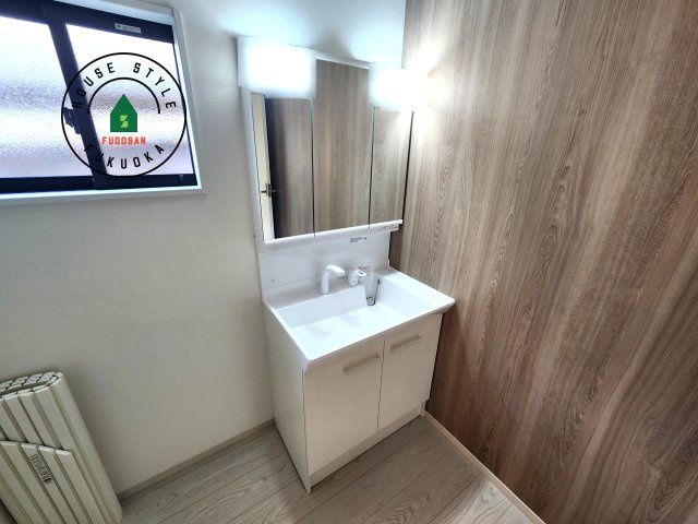 糟屋郡篠栗町中央4丁目第12-1棟（1号棟）の内観：施工例|毎日使うものだから清潔な空間を保ちたい水回り。洗面にはそんな願いを解消させてくれる収納アイデアが満載です。三面鏡の裏側にはキャビネットが現れ小物から背の高い物まで収納できます。