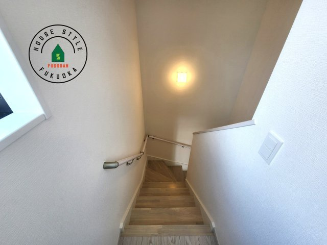 糟屋郡篠栗町中央4丁目第12-1棟（1号棟）の内観：施工例|階段からも明るい光が入ります。採光や通風も階段の重要な役割です。