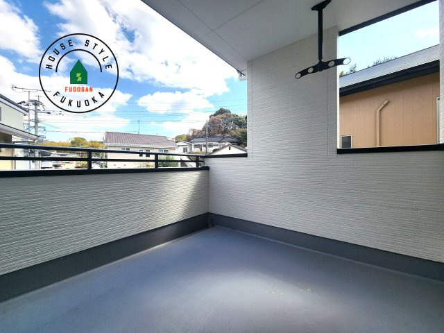 糟屋郡篠栗町中央4丁目第12-1棟（1号棟）の外観：施工例|風をしっかりと感じられるバルコニーでは、毎日が洗濯日和です。広々としているので洗濯も楽しくなるでしょうし、気分転換にバルコニーからの眺めを楽しむのもいいでしょう。