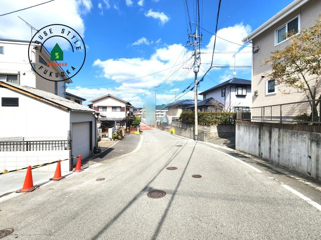 糟屋郡篠栗町中央4丁目第12-1棟（1号棟）の前面道路含む現地写真|前面道路は閑静な住宅地をはしる車通りの少ない道路。お車の出し入れが苦手なママや小さなお子様にも安心ですね。しっかり舗装もされているので、ベビーカーや自転車で通っても快適に通行できます。