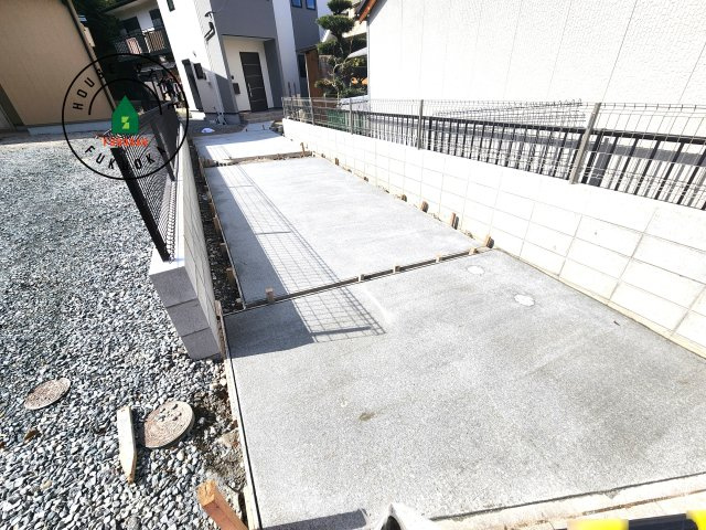 糟屋郡篠栗町中央4丁目第12-1棟（1号棟）の駐車場|広々した駐車場になります。3台並列駐車となります。