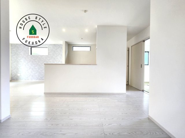 糟屋郡篠栗町中央4丁目第12-1棟（1号棟）の内観：施工例|ご家族を近くに感じられる対面キッチンのLDK。会話もはずみそうですね。