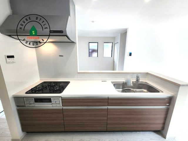 糟屋郡篠栗町中央4丁目第12-1棟（1号棟）の内観：施工例|キッチン。グリル・食器洗い乾燥機・浄水器も完備。