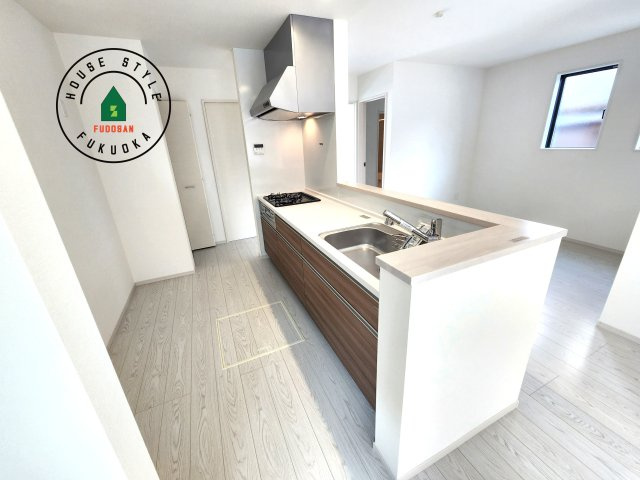 糟屋郡篠栗町中央4丁目第12-1棟（1号棟）の内観：施工例|ダイニングテーブルへの配膳がラクラク、お料理はかどるカウンター付きシステムキッチン！