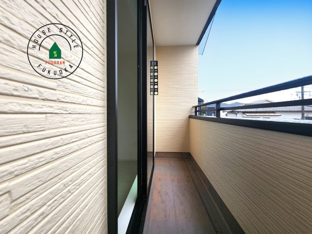 大野城市中1丁目第3-3棟（1号棟）の外観：施工例|風をしっかりと感じられるバルコニーでは、毎日が洗濯日和です。広々としているので洗濯も楽しくなるでしょうし、気分転換にバルコニーからの眺めを楽しむのもいいでしょう。