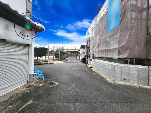 大野城市中1丁目第3-3棟（1号棟）の前面道路含む現地写真|前面道路は閑静な住宅地をはしる車通りの少ない道路。お車の出し入れが苦手なママや小さなお子様にも安心ですね。しっかり舗装もされているので、ベビーカーや自転車で通っても快適に通行できます。