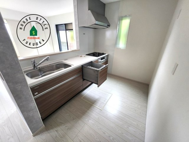 大野城市中1丁目第3-3棟（1号棟）の内観：施工例|ダイニングテーブルへの配膳がラクラク、お料理はかどるカウンター付きシステムキッチン！