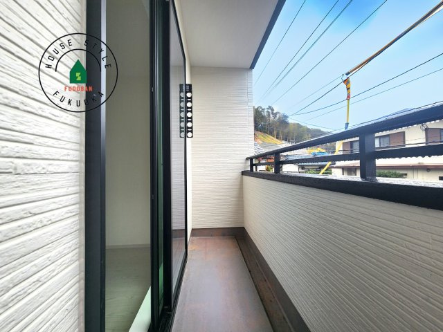 大野城市中1丁目第3-3棟（3号棟）の外観：施工例|風をしっかりと感じられるバルコニーでは、毎日が洗濯日和です。広々としているので洗濯も楽しくなるでしょうし、気分転換にバルコニーからの眺めを楽しむのもいいでしょう。