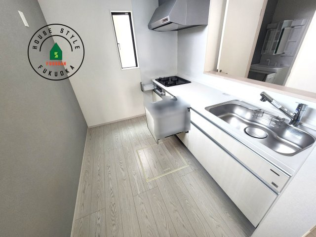 大野城市中1丁目第3-3棟（3号棟）の内観：施工例|ダイニングテーブルへの配膳がラクラク、お料理はかどるカウンター付きシステムキッチン！