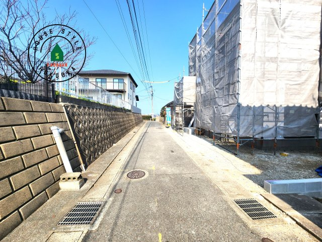 福岡市東区香住ヶ丘4丁目第4-1棟（1号棟）の前面道路含む現地写真|前面道路は閑静な住宅地をはしる車通りの少ない道路。お車の出し入れが苦手なママや小さなお子様にも安心ですね。しっかり舗装もされているので、ベビーカーや自転車で通っても快適に通行できます。