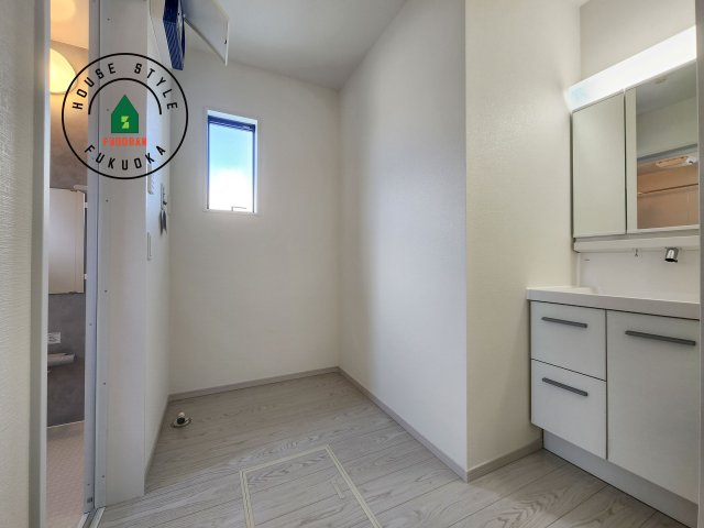 糟屋郡須恵町旅石第26-2棟（2号棟）の脱衣所|ゆとりの洗面スペースで朝の身支度もスムーズに。暮らしを快適に変えるシャワー付洗面台です！