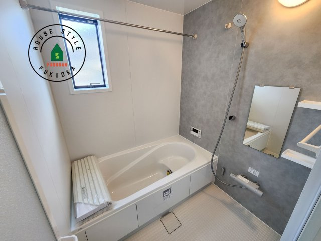 糟屋郡須恵町旅石第26-2棟（2号棟）の浴室|1日の疲れを癒してくれる広々バスルーム。雨の日のお洗濯にも大活躍な浴室乾燥機付です！