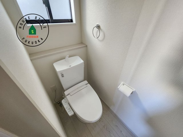 糟屋郡須恵町旅石第26-2棟（2号棟）のトイレ|温水洗浄便座を完備しております。2ヶ所にトイレがあるのは朝の慌ただしい時間も安心です。