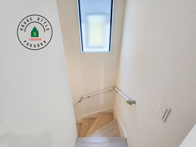 糟屋郡須恵町旅石第26-2棟（2号棟）の内装|階段からも明るい光が入ります。採光や通風も階段の重要な役割です。