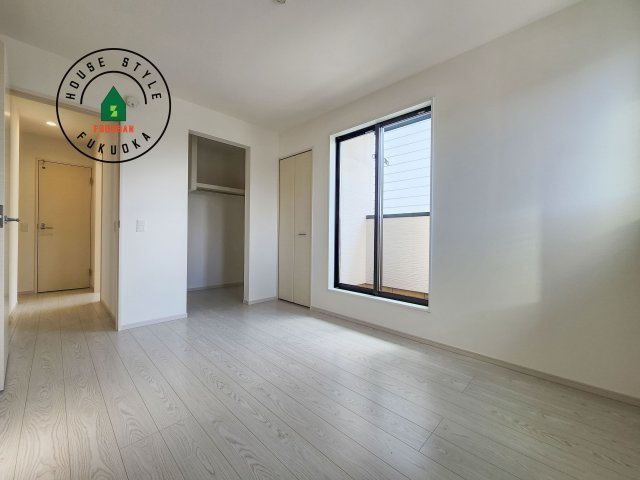 糟屋郡須恵町旅石第26-2棟（2号棟）の寝室|主寝室には収納力に優れたクローゼットがありますので、お部屋もすっきり片付きます。