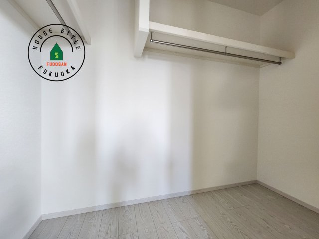 糟屋郡須恵町旅石第26-2棟（2号棟）の収納|洋服や大きな荷物が多い方や人数の多いご家族などは、一般的なクローゼットよりもウォークインクローゼットのほうが使い勝手が良いです。