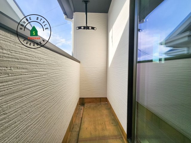 糟屋郡須恵町旅石第26-2棟（2号棟）のバルコニー|風をしっかりと感じられるバルコニーでは、毎日が洗濯日和です。広々としているので洗濯も楽しくなるでしょうし、気分転換にバルコニーからの眺めを楽しむのもいいでしょう。