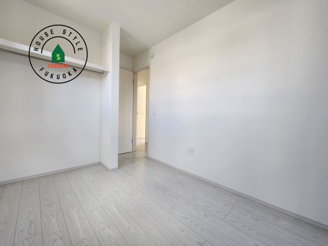 糟屋郡須恵町旅石第26-2棟（2号棟）の子供部屋|柔らかい陽光が差し込む明るいお部屋を演出する設計。彩光の取れる窓が気持ちの良いお部屋を創り上げます。