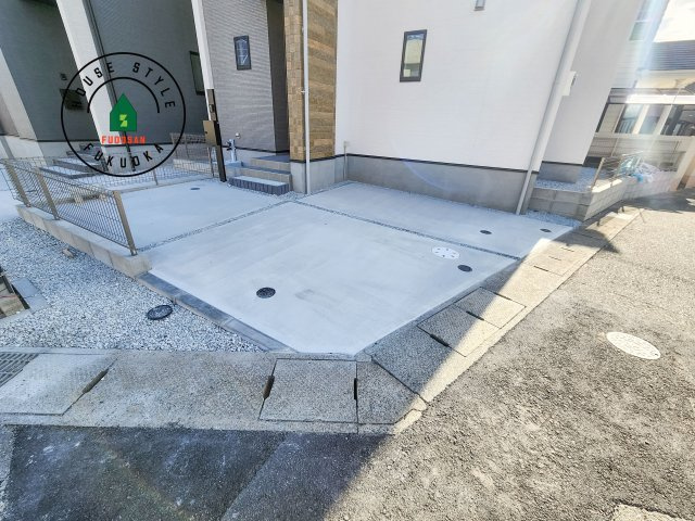 糟屋郡須恵町旅石第26-2棟（2号棟）の駐車場|広々した駐車場になります。3台並列駐車となります。