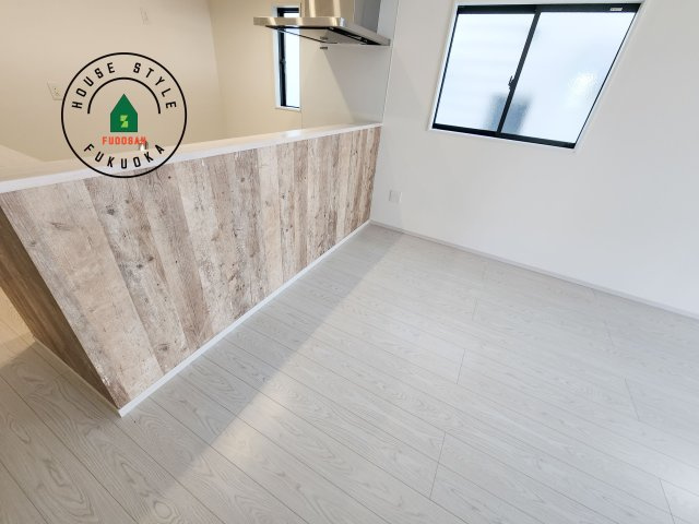 糟屋郡須恵町旅石第26-2棟（2号棟）のダイニング|キッチンから立ち込める香りが今日の料理を期待させます。