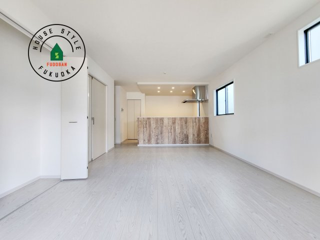 糟屋郡須恵町旅石第26-2棟（2号棟）の居間・リビング|ご家族を近くに感じられる対面キッチンのLDK。会話もはずみそうですね。