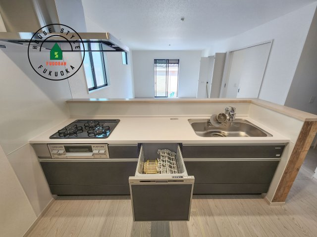糟屋郡須恵町旅石第26-2棟（2号棟）のキッチン|キッチン。グリル・食器洗い乾燥機・浄水器も完備。