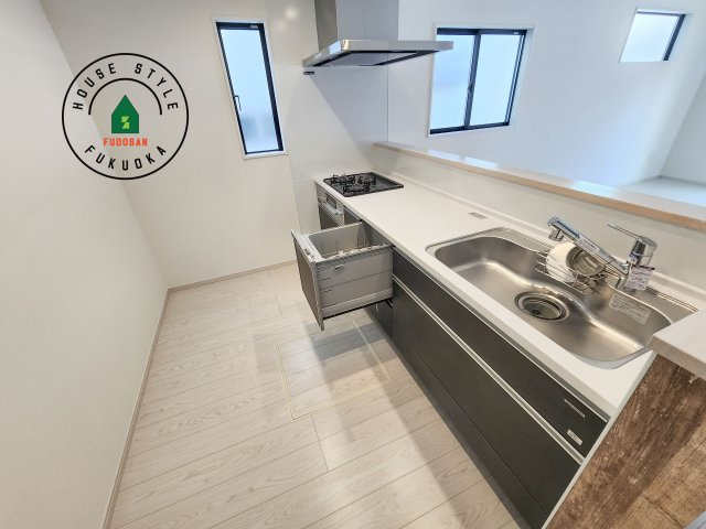 糟屋郡須恵町旅石第26-2棟（2号棟）のキッチン|ダイニングテーブルへの配膳がラクラク、お料理はかどるカウンター付きシステムキッチン！