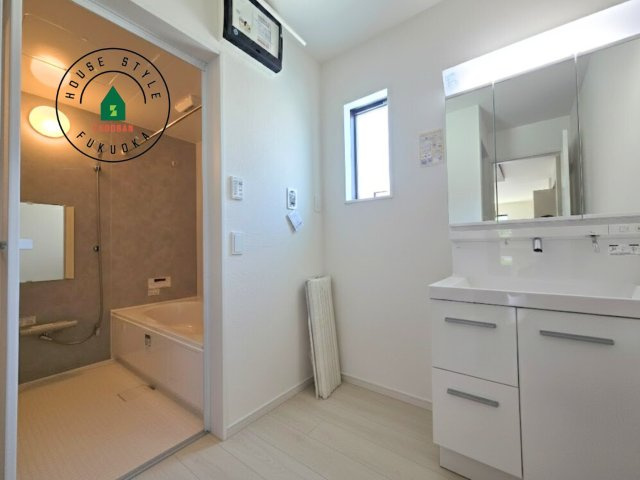 福岡市南区西長住2丁目第2-5棟（2号棟）の内観：施工例|ゆとりの洗面スペースで朝の身支度もスムーズに。暮らしを快適に変えるシャワー付洗面台です！