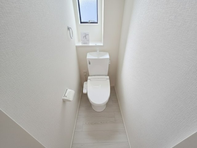 福岡市南区西長住2丁目第2-5棟（2号棟）の内観：施工例|温水洗浄便座を完備しております。2ヶ所にトイレがあるのは朝の慌ただしい時間も安心です。