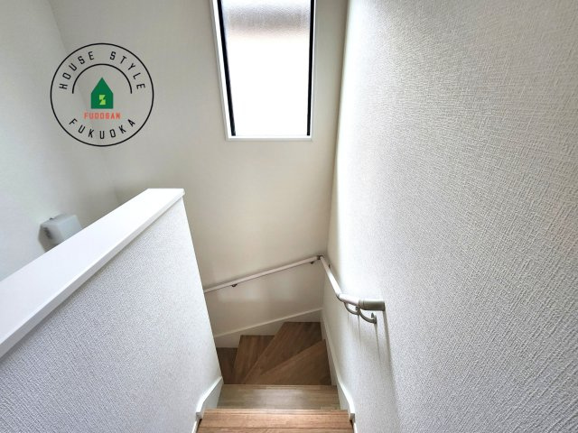 福岡市南区西長住2丁目第2-5棟（2号棟）の内観：施工例|階段からも明るい光が入ります。採光や通風も階段の重要な役割です。