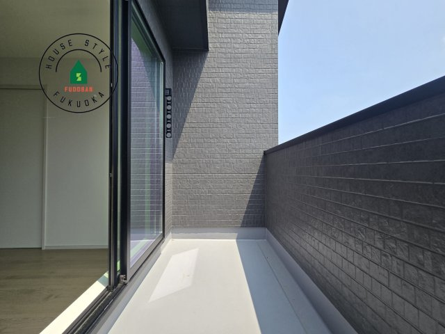 福岡市南区西長住2丁目第2-5棟（2号棟）の外観：施工例|風をしっかりと感じられるバルコニーでは、毎日が洗濯日和です。広々としているので洗濯も楽しくなるでしょうし、気分転換にバルコニーからの眺めを楽しむのもいいでしょう。