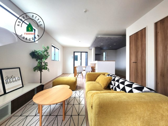 福岡市南区西長住2丁目第2-5棟（2号棟）の内観：施工例|ご家族を近くに感じられる対面キッチンのLDK。会話もはずみそうですね。