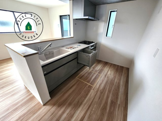 福岡市南区西長住2丁目第2-5棟（2号棟）の内観：施工例|ダイニングテーブルへの配膳がラクラク、お料理はかどるカウンター付きシステムキッチン！