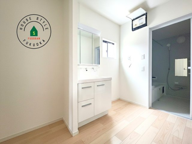 福岡市南区西長住2丁目第2-5棟（1号棟）の内観：施工例|ゆとりの洗面スペースで朝の身支度もスムーズに。暮らしを快適に変えるシャワー付洗面台です！