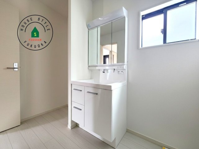 福岡市南区西長住2丁目第2-5棟（1号棟）の内観：施工例|毎日使うものだから清潔な空間を保ちたい水回り。洗面にはそんな願いを解消させてくれる収納アイデアが満載です。三面鏡の裏側にはキャビネットが現れ小物から背の高い物まで収納できます。