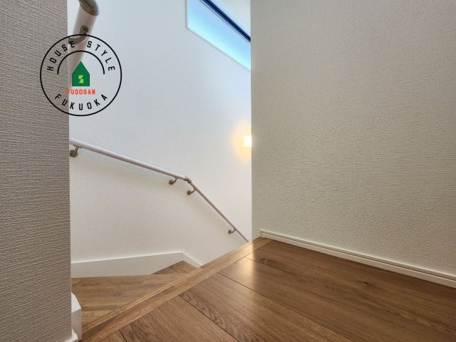 福岡市南区西長住2丁目第2-5棟（1号棟）の内観：施工例|階段からも明るい光が入ります。採光や通風も階段の重要な役割です。