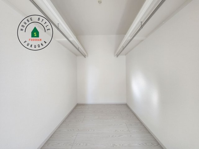 福岡市南区西長住2丁目第2-5棟（1号棟）の内観：施工例|洋服や大きな荷物が多い方や人数の多いご家族などは、一般的なクローゼットよりもウォークインクローゼットのほうが使い勝手が良いです。