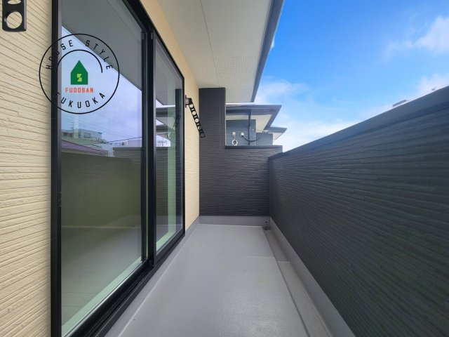 福岡市南区西長住2丁目第2-5棟（1号棟）の外観：施工例|風をしっかりと感じられるバルコニーでは、毎日が洗濯日和です。広々としているので洗濯も楽しくなるでしょうし、気分転換にバルコニーからの眺めを楽しむのもいいでしょう。