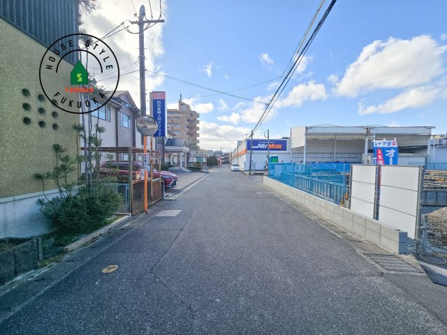 福岡市南区西長住2丁目第2-5棟（1号棟）の前面道路含む現地写真|前面道路は閑静な住宅地をはしる車通りの少ない道路。お車の出し入れが苦手なママや小さなお子様にも安心ですね。しっかり舗装もされているので、ベビーカーや自転車で通っても快適に通行できます。