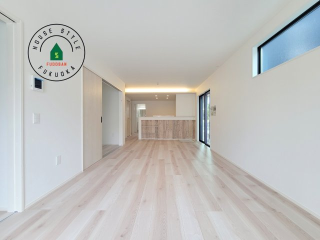 福岡市南区西長住2丁目第2-5棟（1号棟）の内観：施工例|ご家族を近くに感じられる対面キッチンのLDK。会話もはずみそうですね。