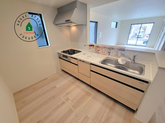 福岡市南区西長住2丁目第2-5棟（1号棟）の内観：施工例|ダイニングテーブルへの配膳がラクラク、お料理はかどるカウンター付きシステムキッチン！