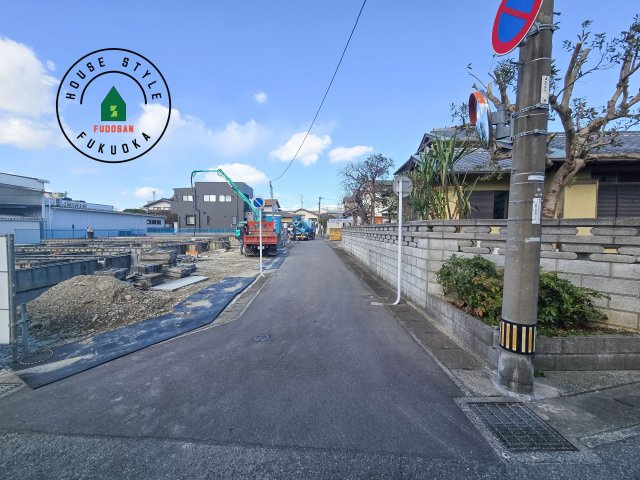 福岡市南区西長住2丁目第2-5棟（5号棟）の前面道路含む現地写真|前面道路は閑静な住宅地をはしる車通りの少ない道路。お車の出し入れが苦手なママや小さなお子様にも安心ですね。しっかり舗装もされているので、ベビーカーや自転車で通っても快適に通行できます。
