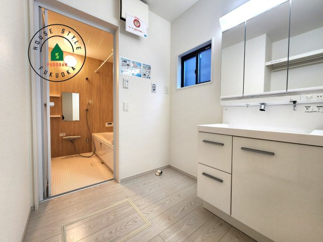 福岡市南区西長住2丁目第2-5棟（4号棟）の内観：施工例|ゆとりの洗面スペースで朝の身支度もスムーズに。暮らしを快適に変えるシャワー付洗面台です！