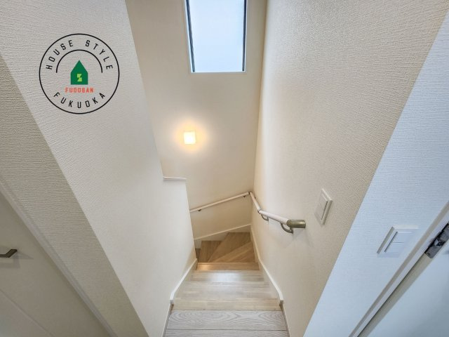 福岡市南区西長住2丁目第2-5棟（4号棟）の内観：施工例|階段からも明るい光が入ります。採光や通風も階段の重要な役割です。