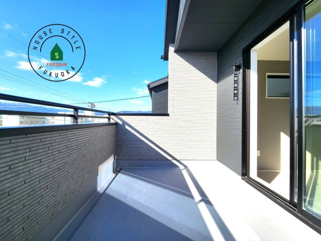 福岡市南区西長住2丁目第2-5棟（4号棟）の外観：施工例|風をしっかりと感じられるバルコニーでは、毎日が洗濯日和です。広々としているので洗濯も楽しくなるでしょうし、気分転換にバルコニーからの眺めを楽しむのもいいでしょう。