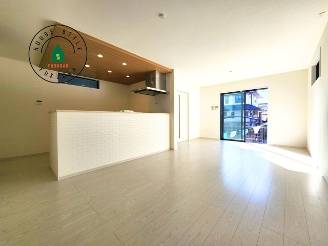 福岡市南区西長住2丁目第2-5棟（4号棟）の内観：施工例|ご家族を近くに感じられる対面キッチンのLDK。会話もはずみそうですね。