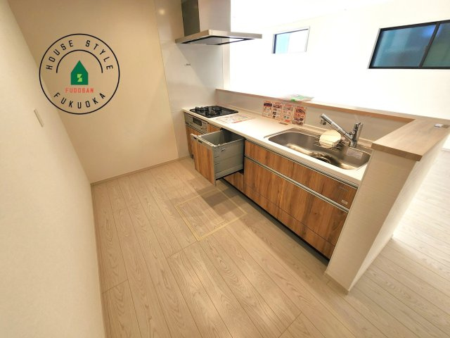 福岡市南区西長住2丁目第2-5棟（4号棟）の内観：施工例|ダイニングテーブルへの配膳がラクラク、お料理はかどるカウンター付きシステムキッチン！