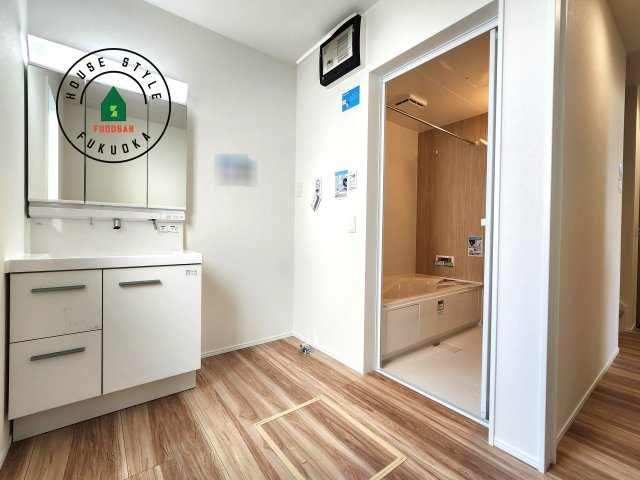 福岡市東区舞松原5丁目第4-2棟（1号棟）の内観：施工例|ゆとりの洗面スペースで朝の身支度もスムーズに。暮らしを快適に変えるシャワー付洗面台です！